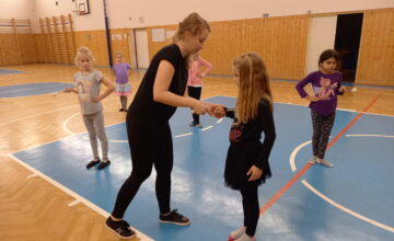 Holčičky a dívky předškolního a školního věku se mohou nově zařadit mezi mažoretky Domu dětí a mládeže TREND Roudnice n. L. Trenérky Aneta a Martina vítají holčičky na kroužku minikadetek s úsměvem. Pochválí sukýnky, culíčky a to, že děvčátka nezapomněla na cvičky nebo piškoty. Zahrají si pohybovou hru na zahřátí, v krátké rozcvičce si rozhýbou celé tělo. […]
