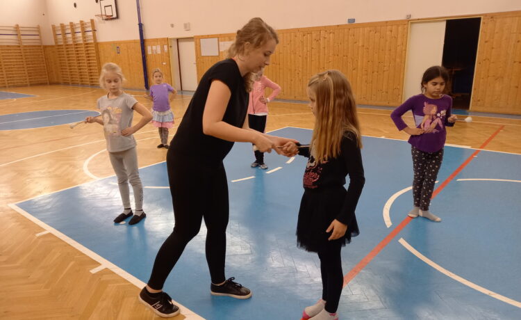 Holčičky a dívky předškolního a školního věku se mohou nově zařadit mezi mažoretky Domu dětí a mládeže TREND Roudnice n. L. Trenérky Aneta a Martina vítají holčičky na kroužku minikadetek s úsměvem. Pochválí sukýnky, culíčky a to, že děvčátka nezapomněla na cvičky nebo piškoty. Zahrají si pohybovou hru na zahřátí, v krátké rozcvičce si rozhýbou celé tělo. […]